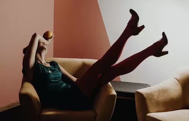 Junge Frau mit Krampfadern an den Beinen